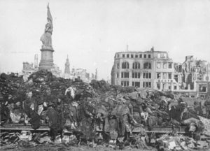 Leichenberge nach dem Bombenangriff auf Dresden