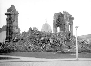 Frauenkirche nach Bombenangriff auf Dresden